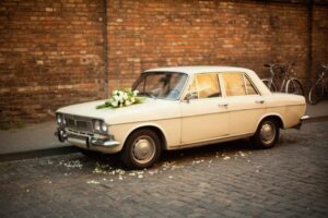 Auto do ślubu: zabytkowe, białe czy sportowe