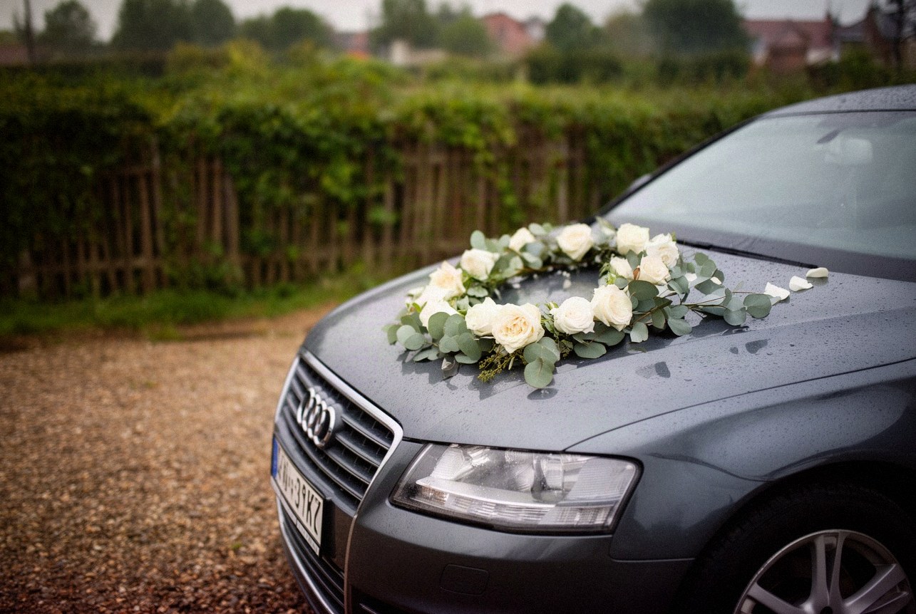 Jak udekorować auto do ślubu: kwiaty, kokardy i mocowanie