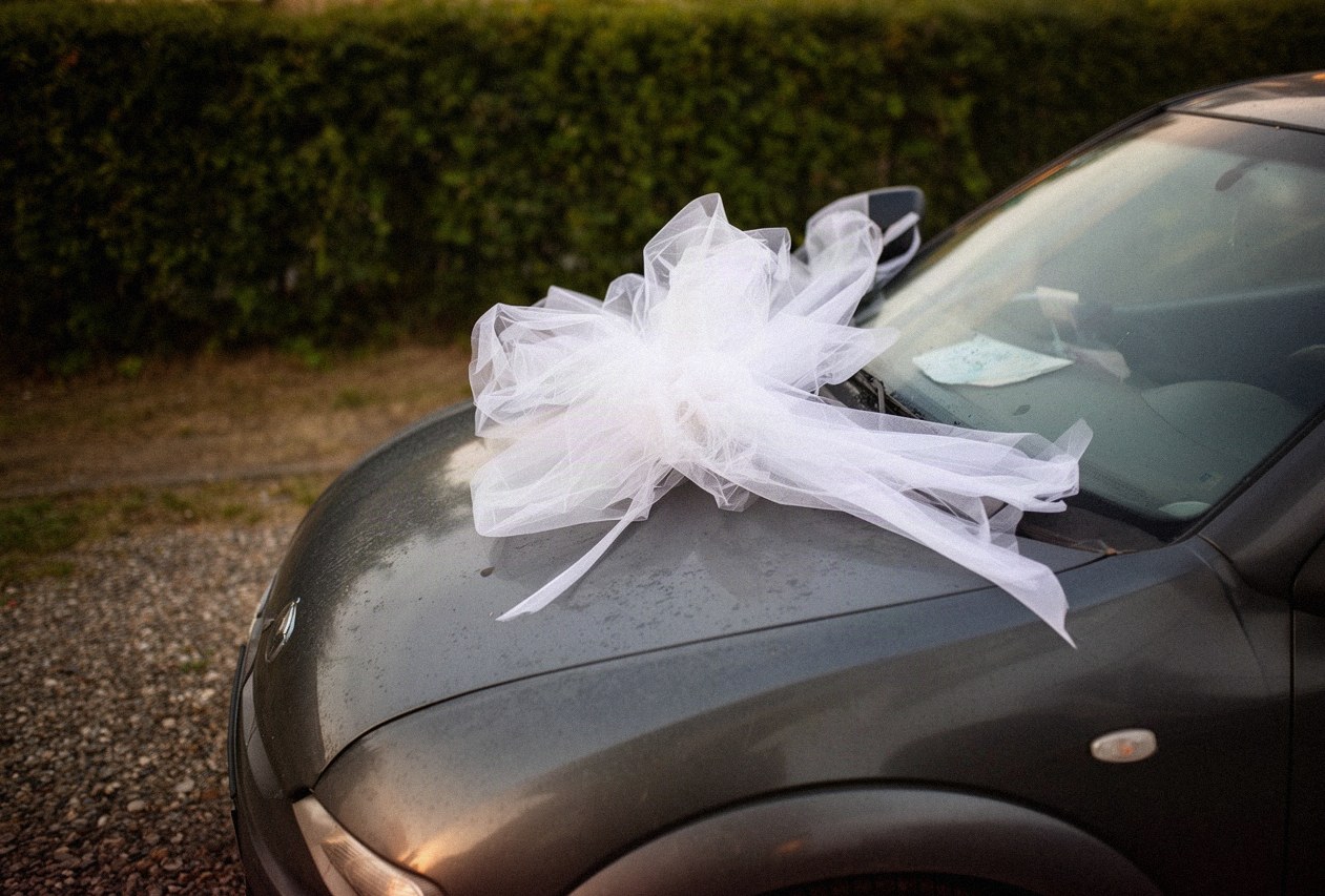 Kokardy na auto ślubne: rozmiary, kolory i miejsca